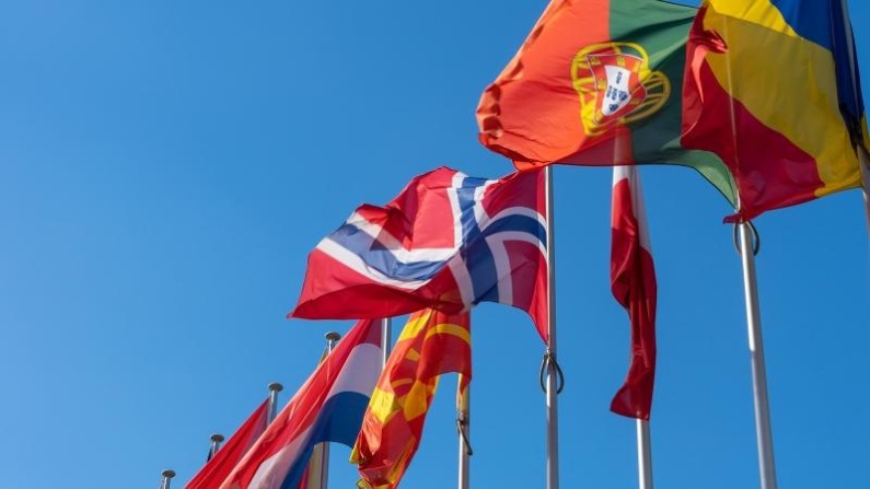 Hypotéka pro cizince: evropské vlajky.