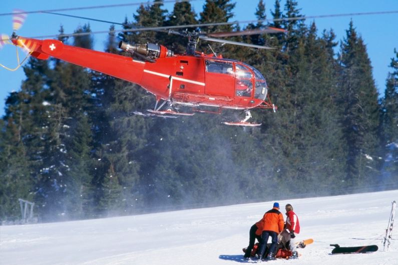 Pojištění na blbost: vrtulník přistává na sjezdovce u zraněného lyžaře.