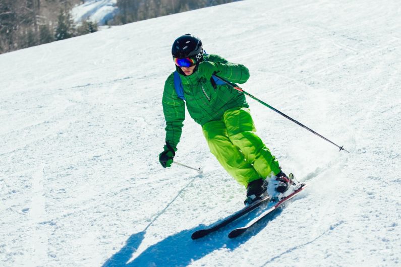 Cestovní pojištění ke kartám ISIC: lyžující student na sjezdovce.